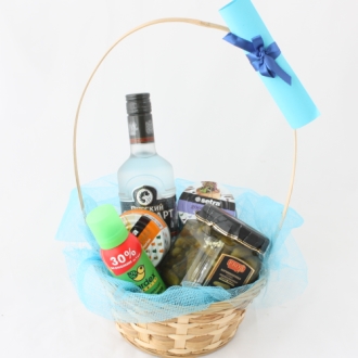 Корзина-поздравление с водкой в Менделеево
